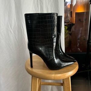 EXPRESS 🖤🥀 women’s faux, gator, skin stiletto heeled boots size 7